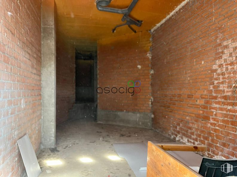 Retail for rent at Plaza Consejo, Guadalajara, 19001 with building, interior design, floor, wood, flooring, ceiling, shade, building material, brick and fixture around