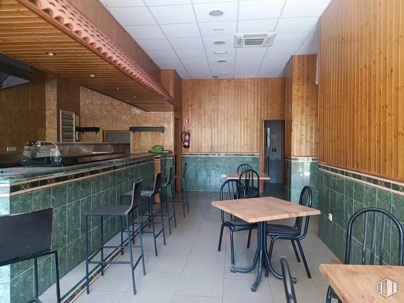 Retail for sale at Avenida Velázquez, 4, Rivas-Vaciamadrid, Madrid, 28521 with table, chair, table top, furniture, property, interior design, wood, architecture, building and floor around