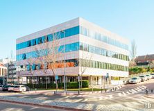 Oficina en alquiler en Edificio América I, Avenida Bruselas, 13, Alcobendas, Madrid, 28108 con edificio, cielo, planta, luz de la calle, ventana, diseño urbano, condominio, árbol, casa y bloque de torre alrededor