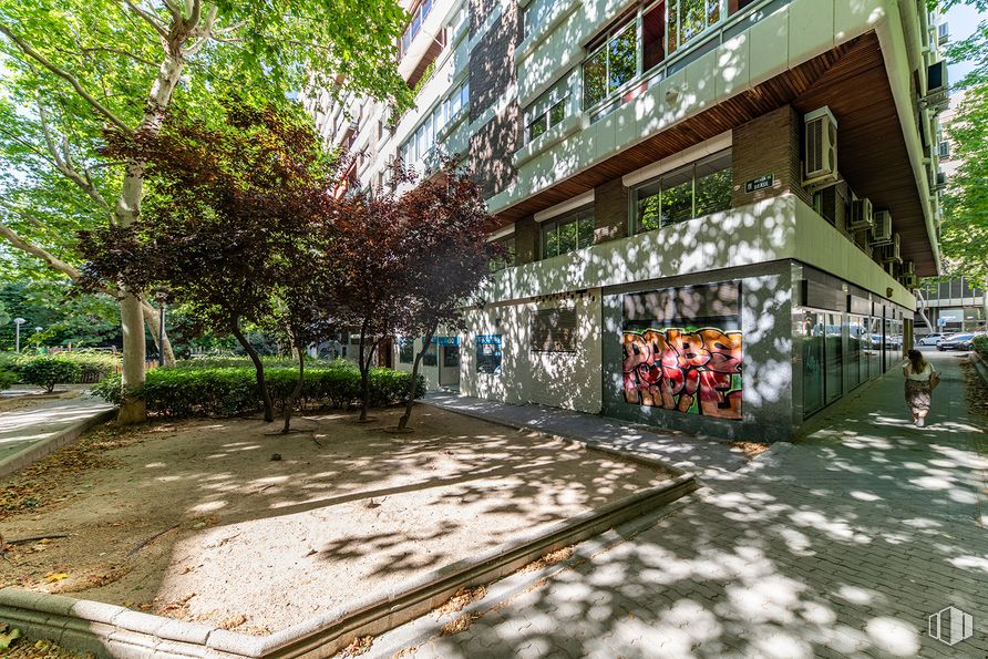 Local en venta en Calle Orense, Tetuán, Madrid, 28020 con persona, edificio, planta, durante el día, árbol, diseño urbano, arquitectura, superficie de la carretera, barrio y ventana alrededor