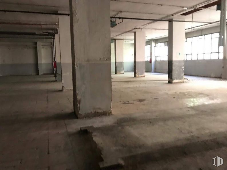 Retail for sale at Calle Nicolás Morales, Carabanchel, Madrid, 28019 with fixture, floor, flooring, composite material, gas, hall, city, concrete, ceiling and building material around