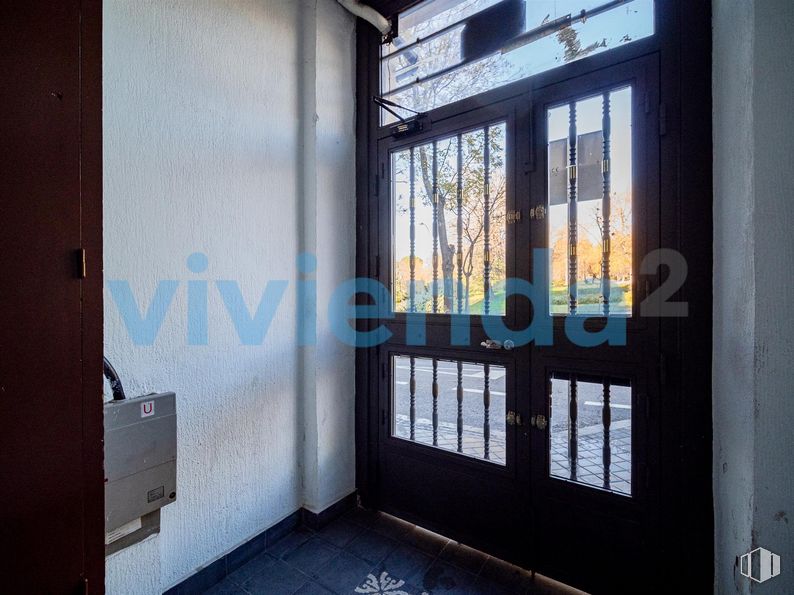 Local en venta en Calle Segovia, Arganzuela, Madrid, 28005 con puerta, edificio, accesorio, ventana, madera, interiorismo, casa, sombra, suelo y suelos alrededor