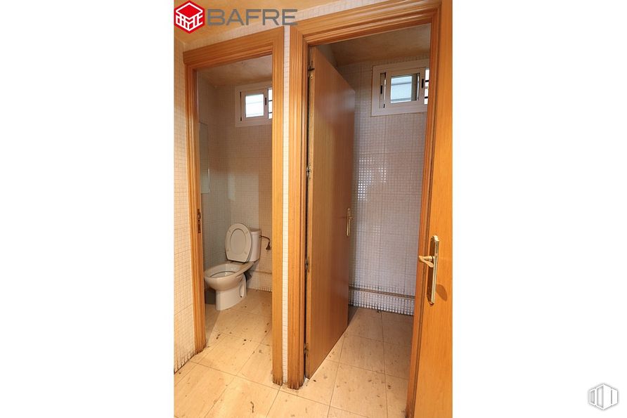 Local en venta en Calle de Fuengirola, Puente de Vallecas, Madrid, 28038 con inodoro, accesorio, madera, silla, puerta, fachada, madera dura, manija de la puerta, rectángulo y habitación alrededor