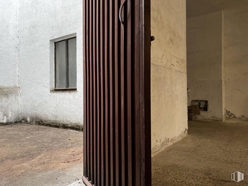 Retail for sale at Calle Cristo de las Batallas, Ávila, 05001 with window, door, wood, road surface, building, rectangle, shade, tints and shades, facade and landscape around