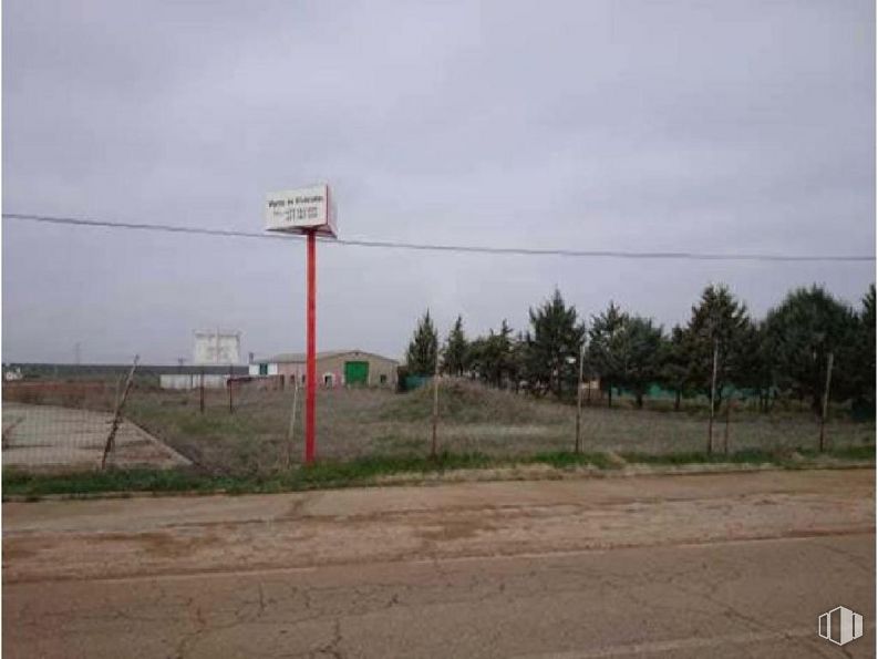 Land for sale at Travesía Abiertas, 5, San Bartolomé de las Abiertas, Toledo, 45654 with sky, cloud, plant, tree, land lot, overhead power line, electricity, rural area, grass and plain around