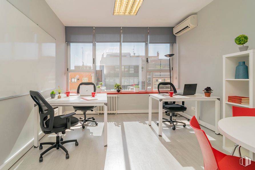 Oficina en alquiler en Paseo Delicias, 30, Arganzuela, Madrid, 28045 con silla, alumbrado, mesa, mueble, silla de oficina, edificio, diseño de interiores, escritorio, naranja y accesorio alrededor