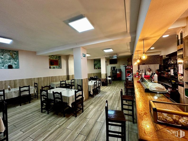 Retail for rent at Calle Mariano Sebastian Izue, Alcobendas, Madrid, 28100 with light fixture, chair, lighting, kitchen & dining room table, furniture, wood, flooring, interior design, floor and table around