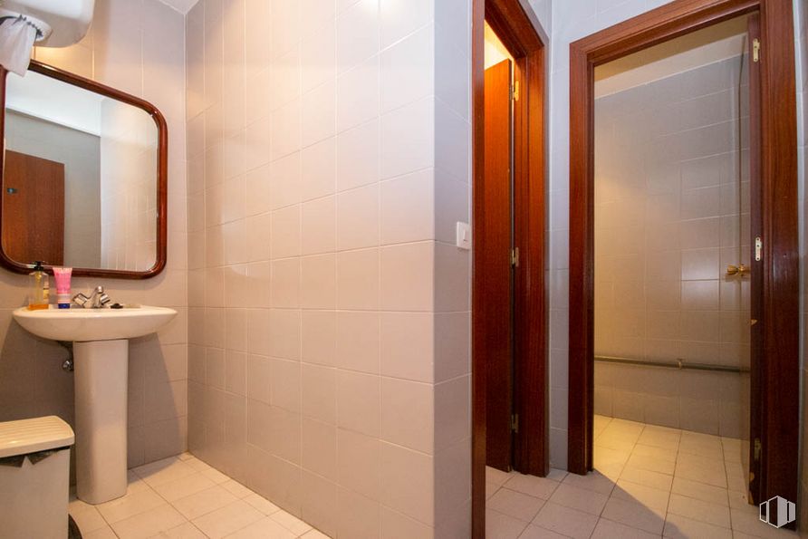 Industrial for sale at Calle Albasanz, 14 B, San Blas - Canillejas, Madrid, 28037 with sink, mirror, bathroom sink, property, plumbing fixture, tap, building, door, fixture and bathroom around