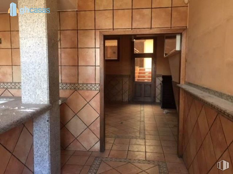 Retail for sale at Calle Real, Navalafuente, Madrid, 28729 with cabinetry, wood, fixture, brick, brickwork, door, floor, flooring, building and ceiling around