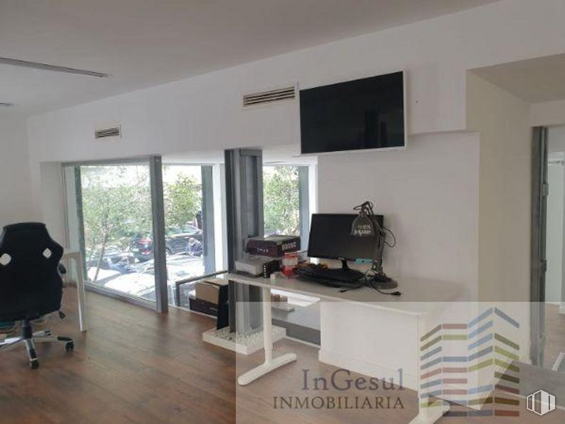 Retail for sale & for rent at Castellana/Salamanca, Salamanca, Madrid, 28006 with television, chair, table, property, building, couch, wood, living room, interior design and house around