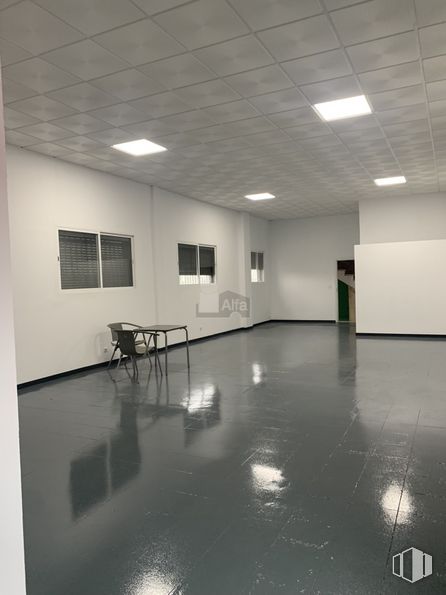 Nave en venta en Polígono Industrial Nuestra Señora de Butarque, Leganés, Madrid, 28914 con mesa, ventana, hall, accesorio, suelo, suelos, edificio, madera, techo y tintes y matices alrededor