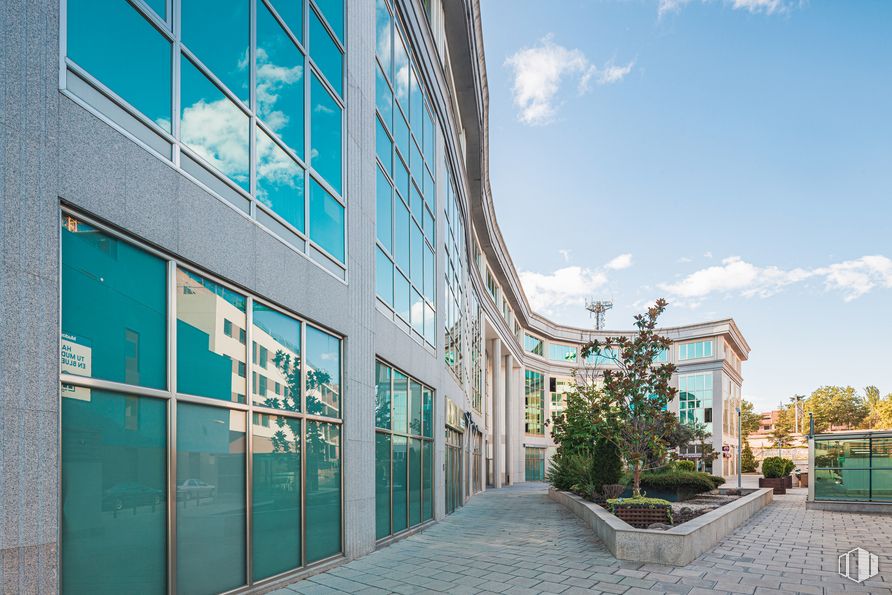 Office for sale at Edificio Altagracia I, Calle Segundo Mata, 1, Pozuelo de Alarcón, Madrid, 28224 with building, window, houseplant, cloud, sky, plant, house, urban design, condominium and facade around