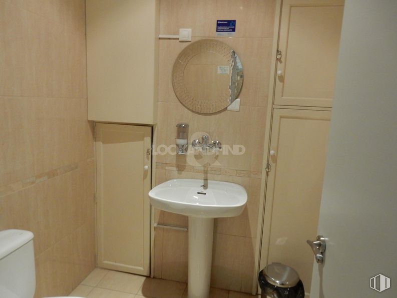 Retail for rent at San Antón, Toledo, 45005 with toilet, sink, property, building, bathroom sink, bathroom, purple, plumbing fixture, interior design and fixture around