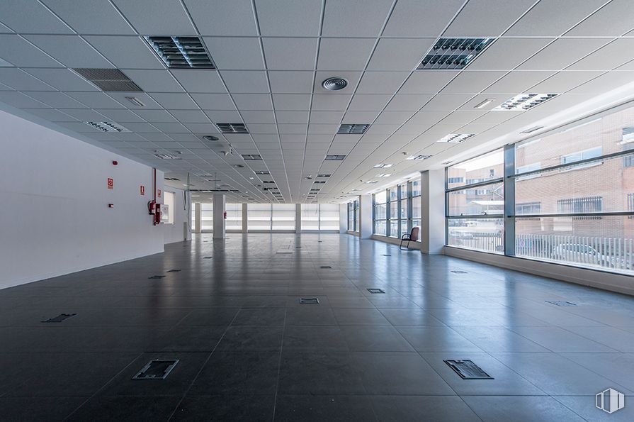 Office for rent at Edificio Data, Calle Sepúlveda, 17, Alcobendas, Madrid, 28100 with building, fixture, window, hall, flooring, floor, metropolitan area, glass, ceiling and commercial building around