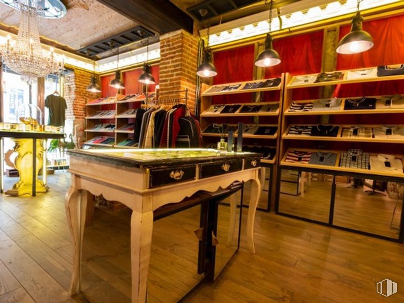 Local en alquiler en Calle San Marcos, 10, Centro, Madrid, 28004 con alumbrado, mesa, estantería, mueble, estantería, madera, diseño de interiores, piso, suelo y venta minorista alrededor