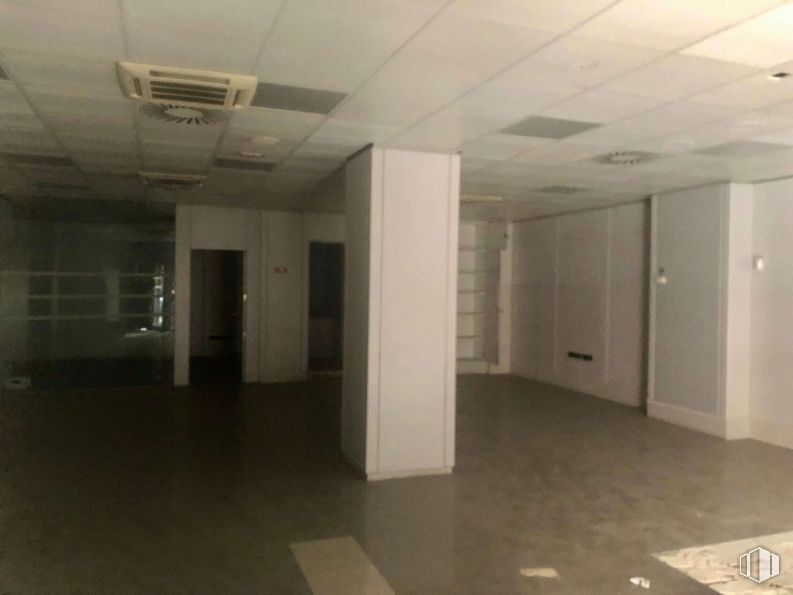 Local en alquiler y venta en Calle Suero de Quiñones, Chamartín, Madrid, 28002 con accesorio, pasillo, edificio, pavimento, piso, techo, vidrio, espacio, evento y yeso alrededor