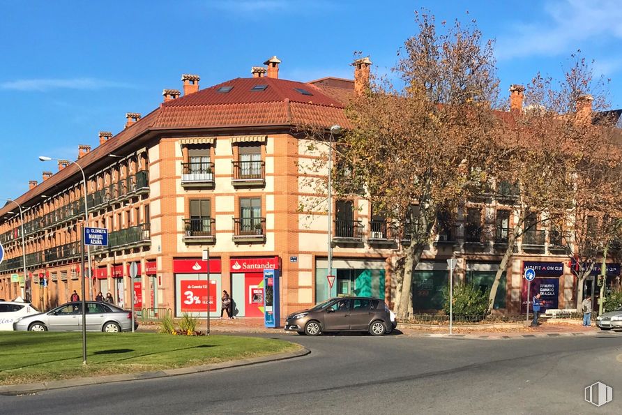 Local en alquiler en Calle Ronda Fiscal, Alcalá de Henares, Madrid, 28803 con coche, edificio, cielo, planta, ventana, rueda, nube, neumático, vehículo y diseño urbano alrededor