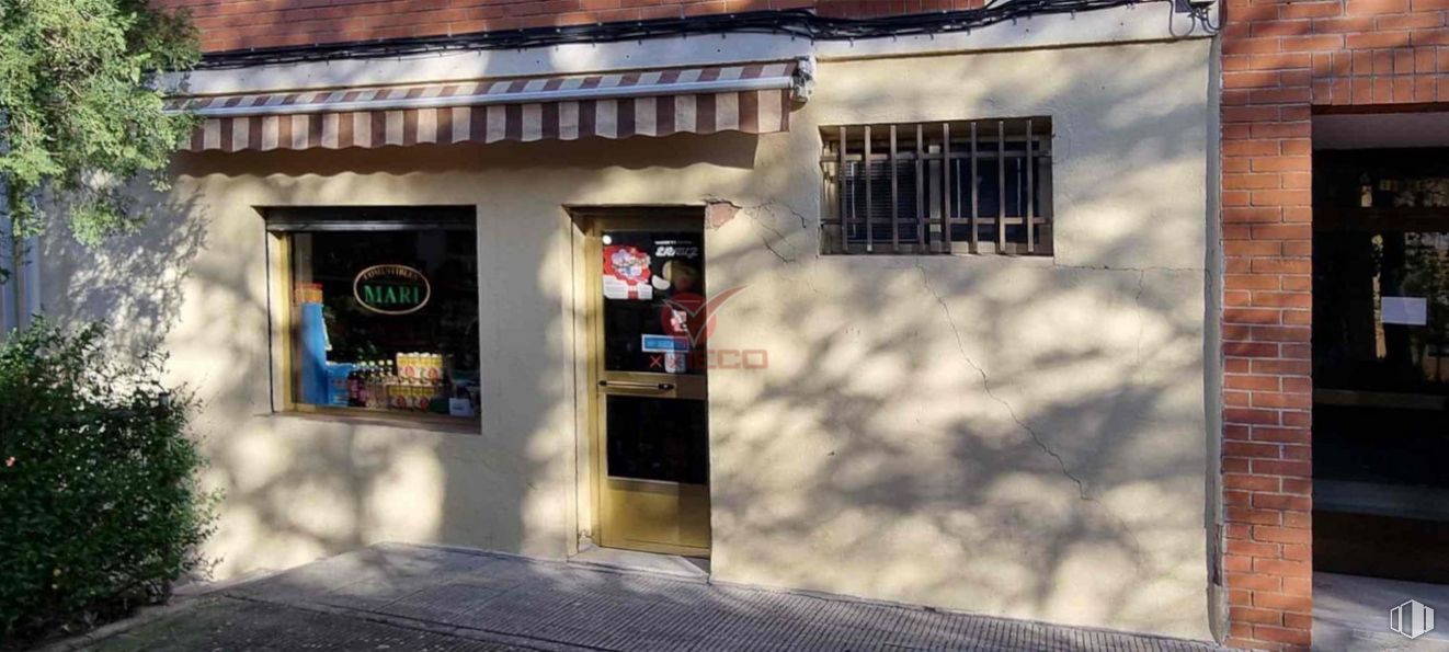 Retail for sale at Zona centro, Cuenca, 16004 with window, door, building, architecture, wall, house, gas, facade, tints and shades and city around