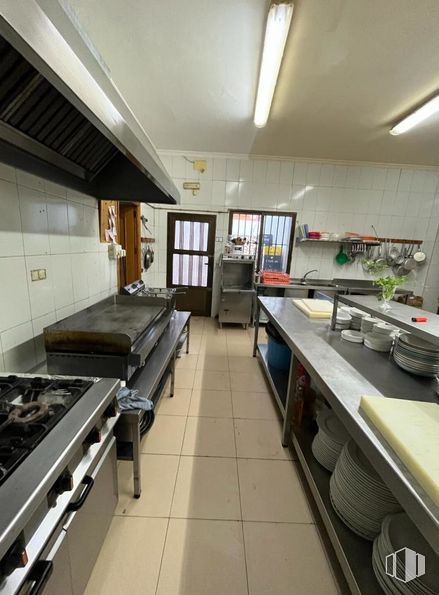 Retail for sale at Carretera Pedroñeras, La Alberca de Záncara, Cuenca, 16620 with gas stove, kitchen appliance, countertop, lighting, light fixture, home appliance, building, kitchen, interior design and flooring around