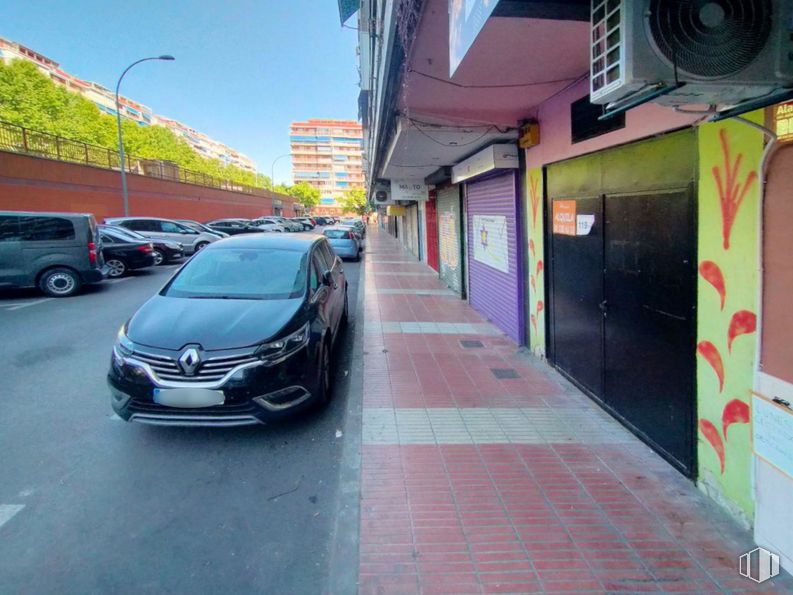 Local en alquiler y venta en Plaza Príncipes de España, Alcorcón, Madrid, 28924 con coche, neumático, rueda, vehículo terrestre, vehículo, matrícula del vehículo, iluminación del automóvil, capó, neumático de automoción y vehículo de motor alrededor