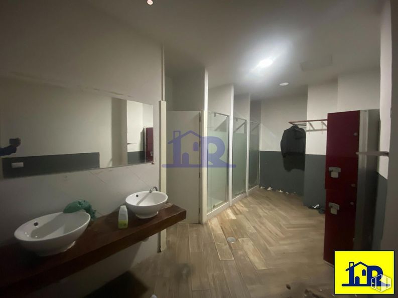 Retail for rent at Centro urbano, Cuenca, 16002 with sink, countertop, plumbing fixture, mirror, tap, building, bathroom, bathroom sink, fixture and flooring around