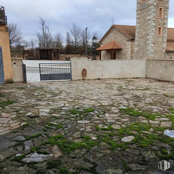 Retail for sale at Zona Centro, Piñuécar-Gandullas, Madrid, 28737 with sky, cloud, tree, plant, land lot, road surface, flooring, window, grass and brick around