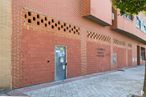 Retail for rent at Avenida Universidad, 13, Fuenlabrada, Madrid, 28942 with door, property, building, brickwork, window, brick, wood, building material, road surface and tree around