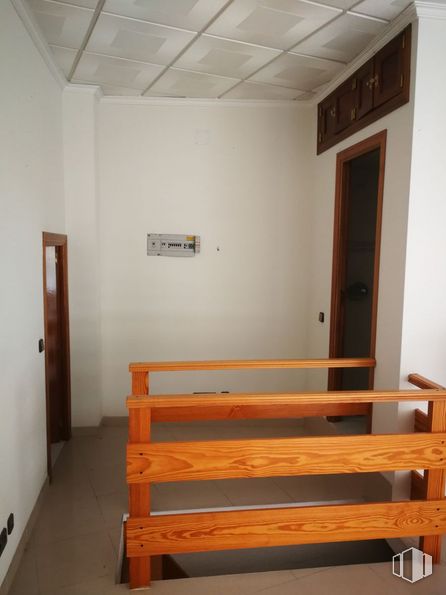 Oficina en alquiler en Zona centro, Ávila, 05001 con estantería, accesorio, madera, diseño de interiores, pavimento, piso, puerta, tinte para madera, línea y madera alrededor