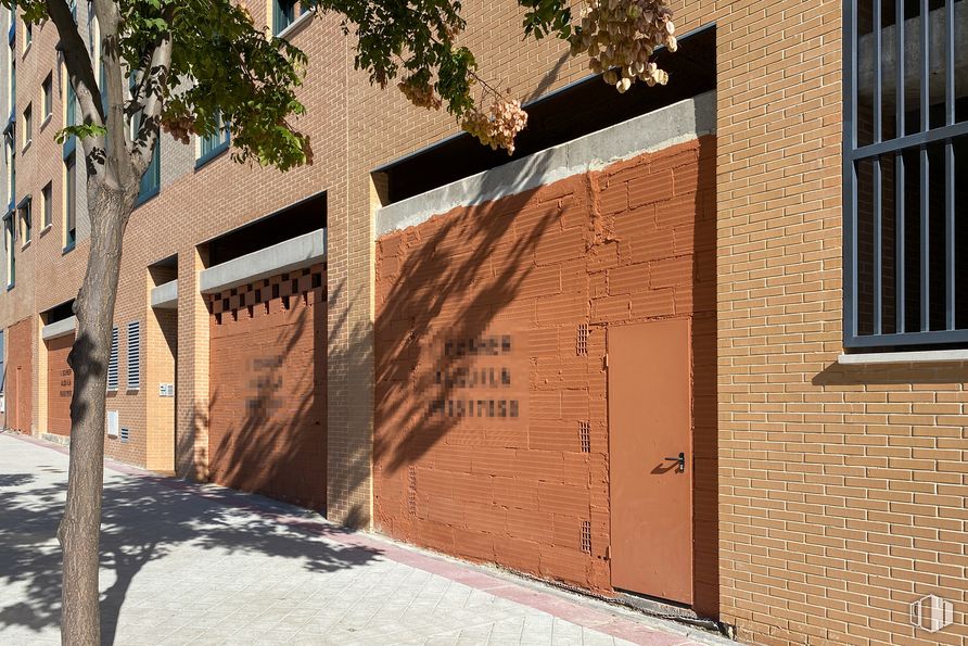 Retail for rent at Calle Institutos, 3, Fuenlabrada, Madrid, 28942 with window, door, building, wood, road surface, shade, neighbourhood, brickwork, brick and tree around