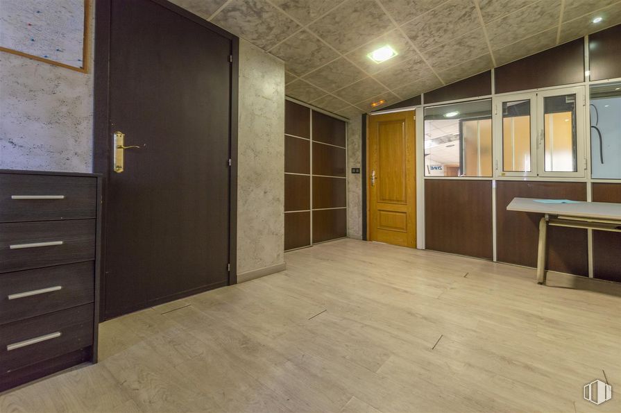 Nave en venta en Calle Suiza, 12, Alcalá de Henares, Madrid, 28802 con puerta, cajonera, archivador, mesa, escritorio, madera, hall, suelos, suelo y ebanistería alrededor