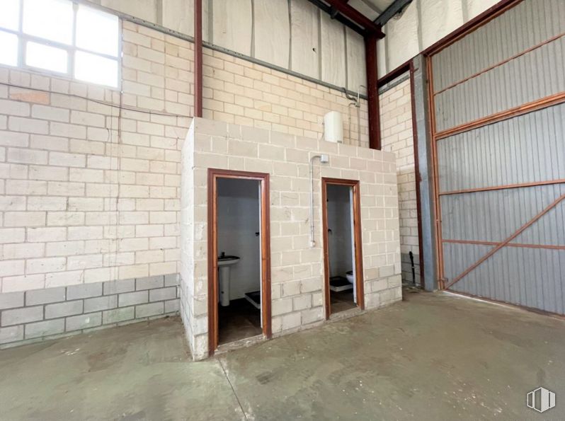 Nave en alquiler en Zona industrial, Sanchidrián, Ávila, 05290 con alumbrado, puerta, ventana, madera, albañilería, accesorio, suelo, ladrillo, piso y material compuesto alrededor