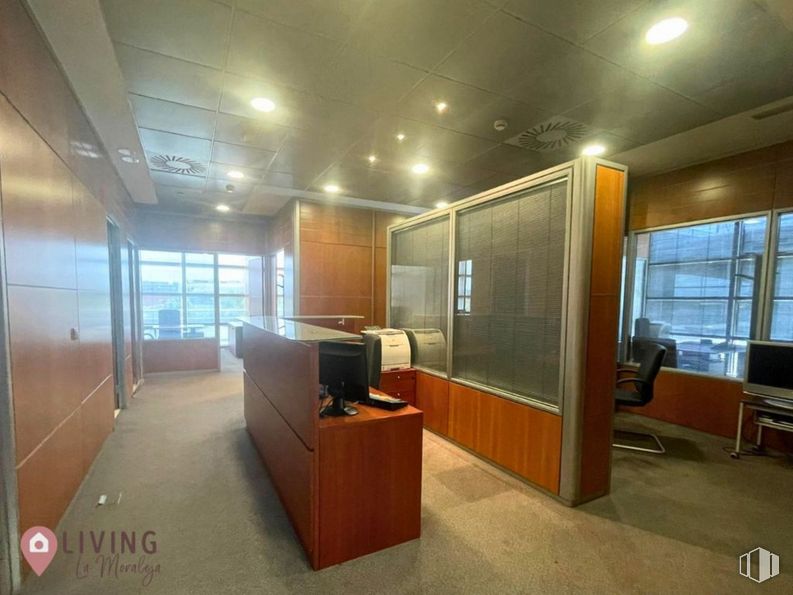 Oficina en alquiler en Zona Valdelacasa, Alcobendas, Madrid, 28108 con silla, ventana, escritorio, mueble, mesa, interiorismo, edificio, suelos, suelo y hall alrededor