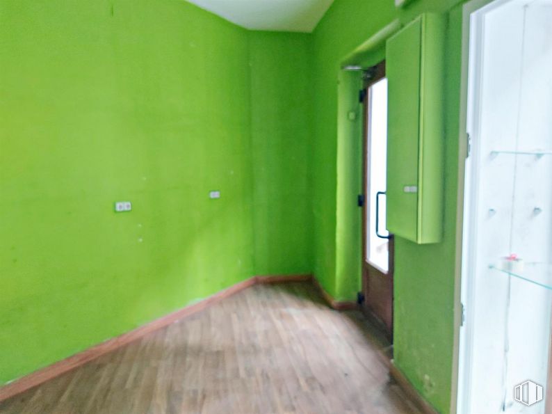 Retail for rent at Calle Valenciana, San Ildefonso, Segovia, 40100 with building, green, fixture, door, wood, paint, floor, flooring, house and ceiling around