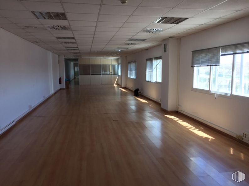 Nave en venta en Calle Moreras, 1, Ciempozuelos, Madrid, 28350 con ventana, accesorio, pasillo, madera, edificio, suelo, piso, casa, suelos laminados y madera alrededor