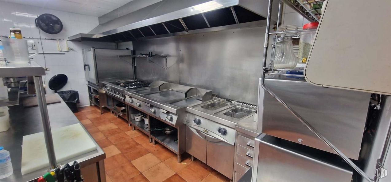 Retail for sale & for rent at Avenida Real Fábrica de Sedas, 4, Talavera de la Reina, Toledo, 45600 with kitchen appliance, home appliance, gas stove, kitchen, kitchen stove, stove, cooking, major appliance, food and cuisine around