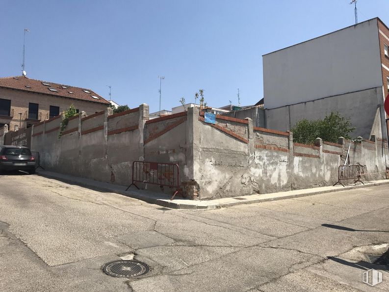 Land for sale at Calle Madrid, Navalcarnero, Madrid, 28600 with building, car, sky, road surface, window, asphalt, land lot, urban design, road and street light around