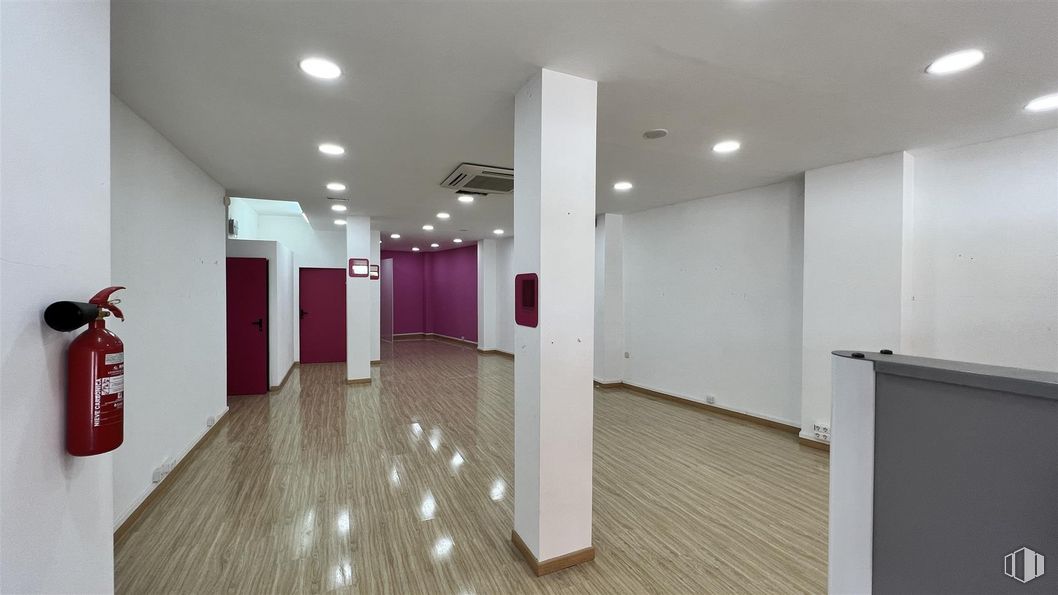 Retail for sale at Calle Sexta Bandera, 7, Las Ventas de Retamosa, Toledo, 45183 with door, fire extinguisher, fixture, hall, building, flooring, wood, ceiling, glass and hardwood around