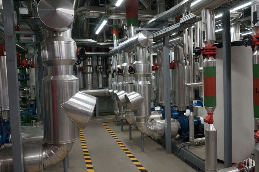 Oficina en alquiler en Avenida Industria, 22, Tres Cantos, Madrid, 28760 con alumbrado, ingeniería, gas, diseño automovilístico, máquina, industria, fábrica, metal, aluminio y titanio alrededor