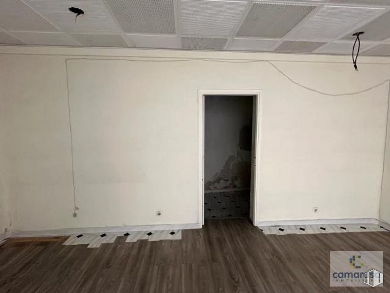 Retail for rent at Calle Tomás Luis de Vitoria, 16, Ávila, 05001 with whiteboard, wood, building, house, flooring, floor, wall, wood stain, hall and hardwood around