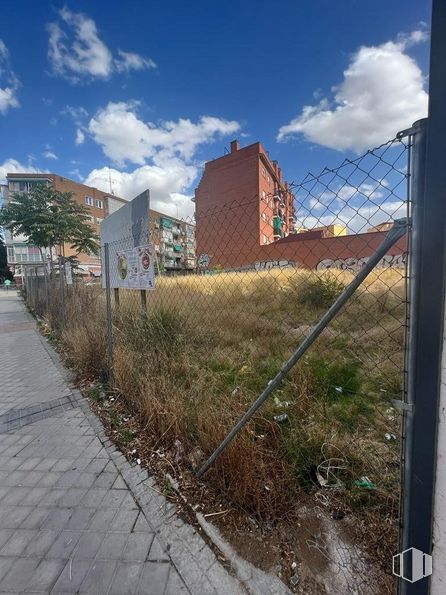 Suelo en venta en Casco histórico, Villa de Vallecas, Madrid, 28031 con edificio, nube, cielo, planta, superficie de la carretera, lote de terreno, hierba, asfalto, zona rural y paisaje alrededor