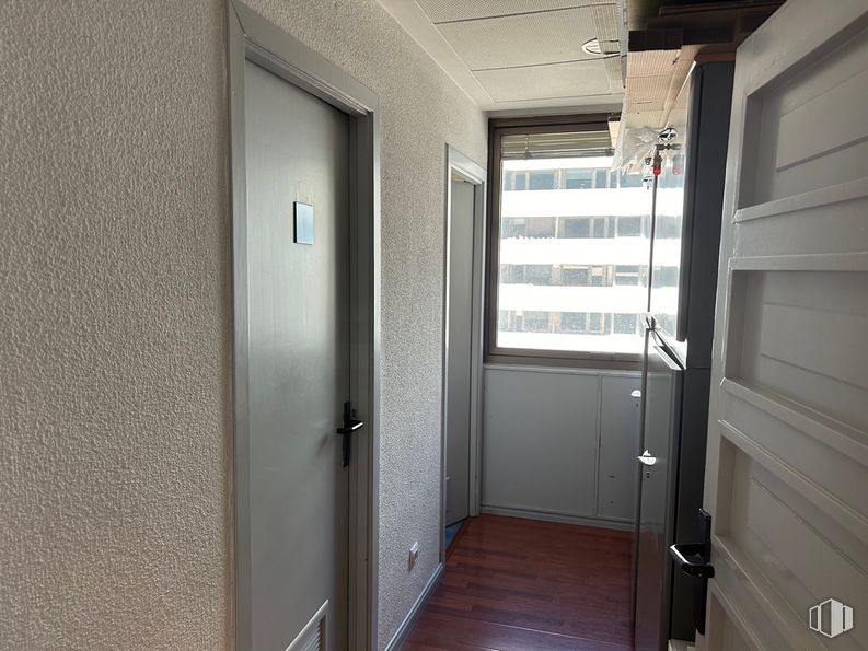 Oficina en alquiler en Edificio Cuzco III, Paseo Castellana, 135, Tetuán, Madrid, 28046 con puerta, edificio, accesorio, interiorismo, madera, suelo, asa, suelos, ventana y techo alrededor