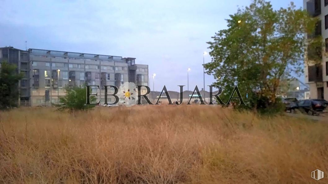 Land for sale at Zona Reyes Católicos, Talavera de la Reina, Toledo, 45600 with building, sky, daytime, plant, cloud, land lot, tree, grass, landscape and city around