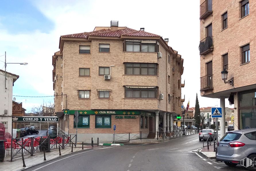 Retail for sale at Plaza Constitución, 4, Argés, Toledo, 45122 with car, building, window, wheel, vehicle, sky, tire, cloud, infrastructure and road surface around