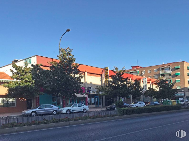 Retail for rent at Avenida Fronteras, 15, Torrejón de Ardoz, Madrid, 28850 with car, building, sky, plant, property, street light, tree, wheel, vehicle and road surface around