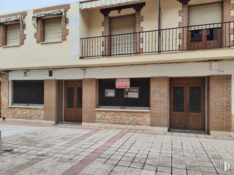 Local en alquiler y venta en Centro urbano, Corral de Almaguer, Toledo, 45880 con puerta, ventana, material compuesto, balcón, hormigón y acera alrededor