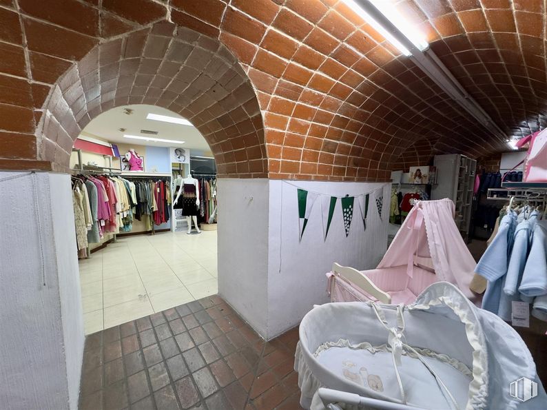 Retail for rent at Calle Trinidad, Talavera de la Reina, Toledo, 45600 with infant bed, interior design, ceiling, automotive design, flooring, space, event, arch, brick and circle around