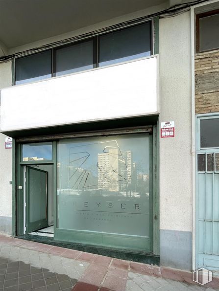 Retail for rent at Barrio del Pilar, Fuencarral - El Pardo, Madrid, 28029 with door, window, building, fixture, composite material, facade, tints and shades, wood, gas and house around