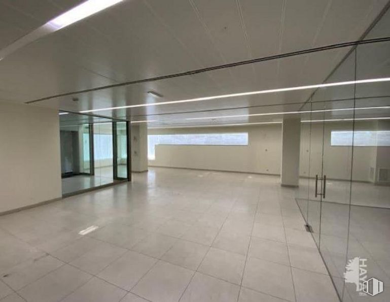 Local en alquiler y venta en Avenida España, Alcobendas, Madrid, 28100 con accesorio, interiorismo, suelos, suelo, techo, material compuesto, vidrio, edificio comercial, material de construcción y espacio alrededor