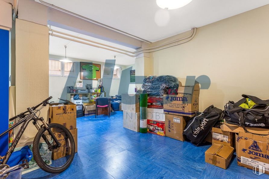 Local en venta en Calle Virgen del Portillo, Ciudad Lineal, Madrid, 28027 con neumático, bicicleta, productos envasados, equipaje y bolsos, rueda, edificio, diseño de interiores, caja de envío, piso y pavimentos alrededor