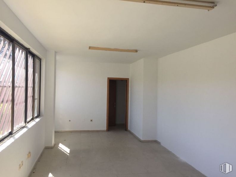 Nave en alquiler en Calle Enrique Larreta, Segovia, 40006 con ventana, alumbrado, accesorio, edificio, pasillo, madera, suelo, piso, persiana de la ventana y pintura alrededor